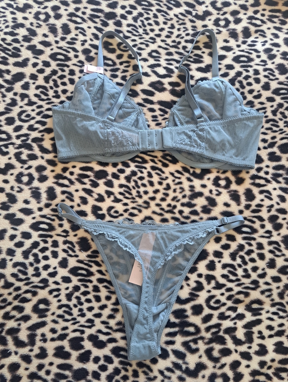 VS Lingerie Set (38C, L) New - Picture 2 of 3